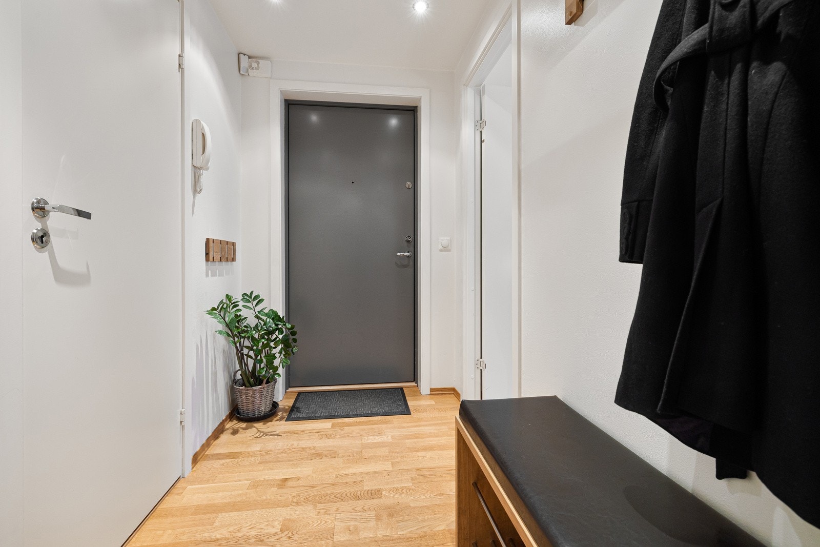 Inngangspartiet oppleves som romslig med god plass til å henge fra deg yttertøy. Galleribilde