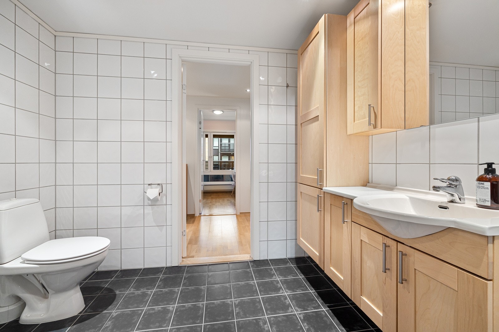 Videre er badet utstyrt med dusjnisje med innfellbare dører, samt gulvstående toalett. Her er det også opplegg for vaskemaskin. Galleribilde