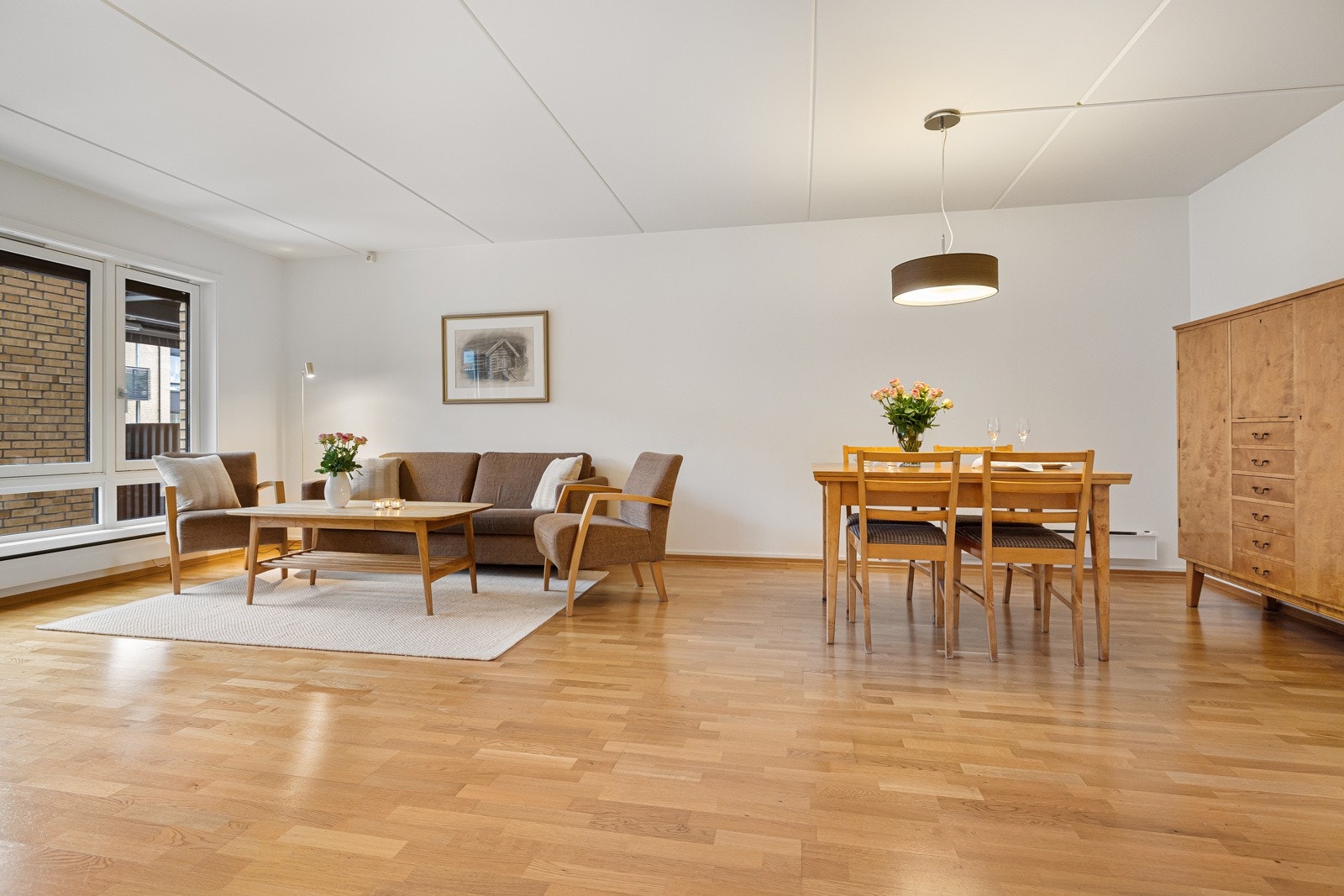 Boligen byr på en lys og innbydende stue med naturlig plass til sofaseksjon, spisebord og annet tilhørende møblement. Galleribilde