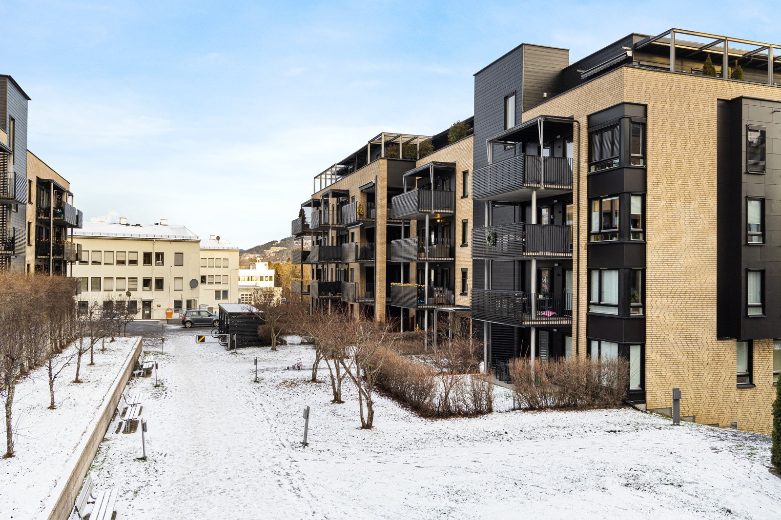 I 2022 ble det gjennomført rehabilitering av fasadene, hvorav fasadeplater ble byttet, vannbrett og listverk rundt vinduene ble skiftet. Videre ble vinduer, balkongdører og rekkverk malt. Galleribilde