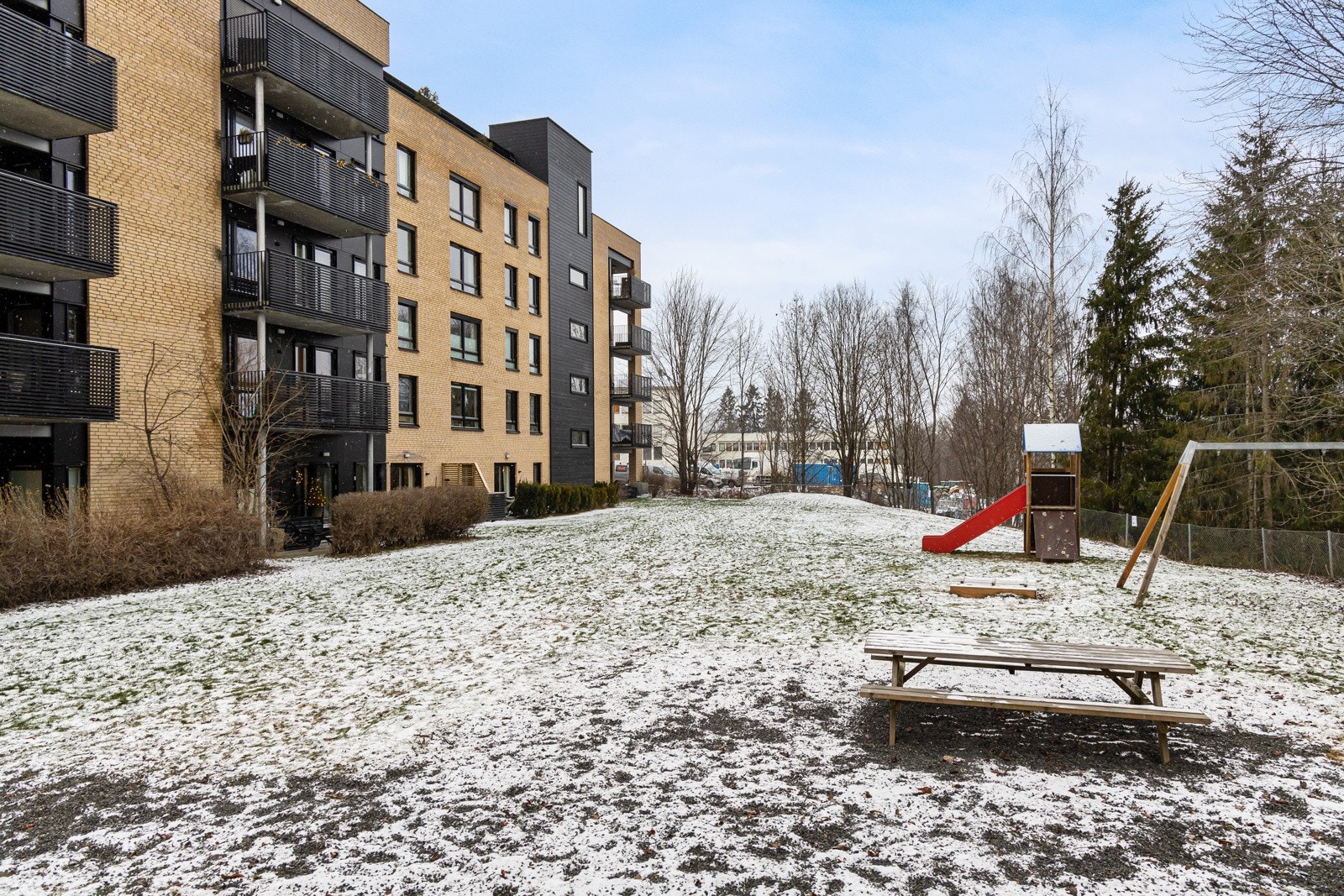 Sameiet har fine grøntområder med både sittegrupper og lekeapparater. Galleribilde