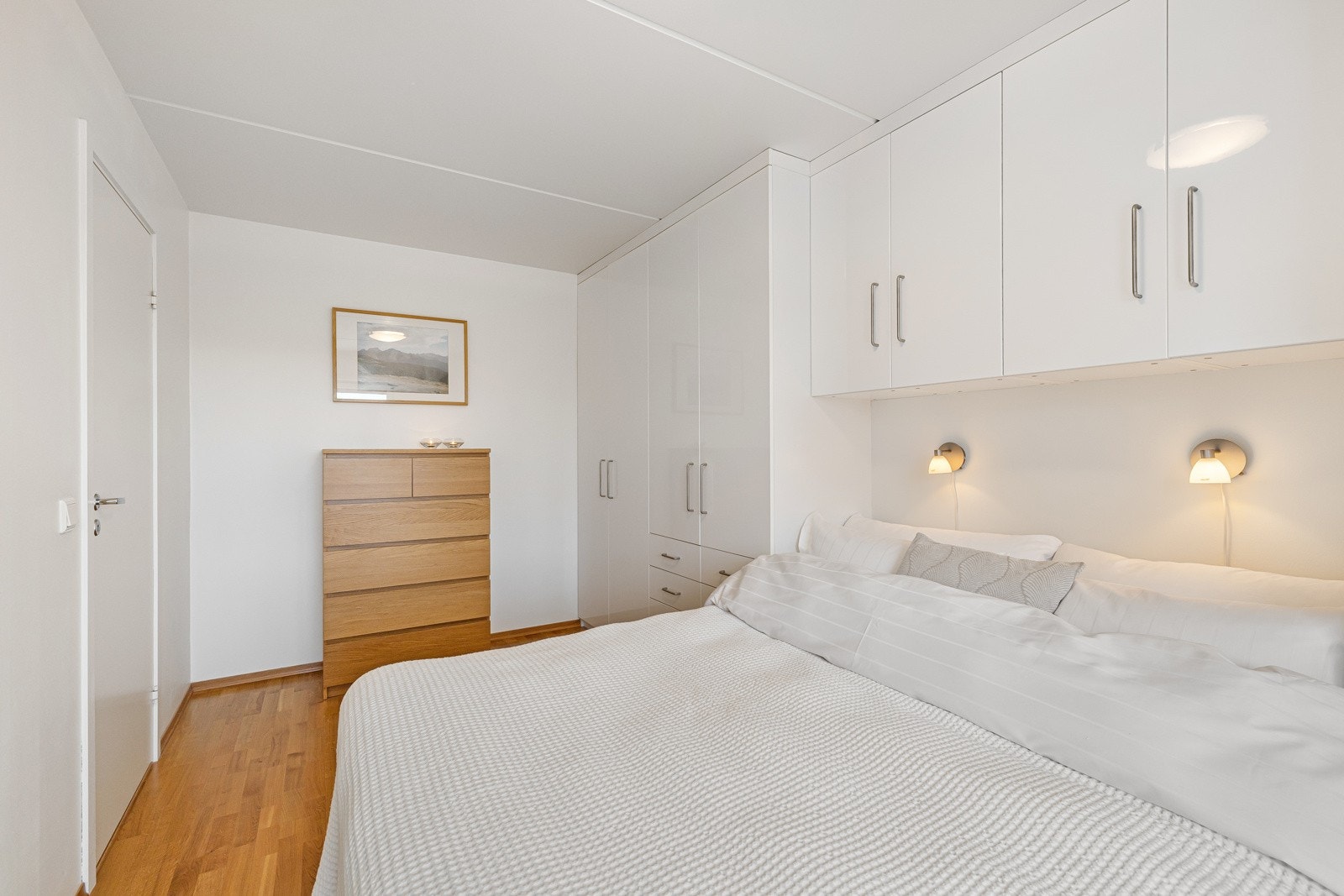 Hovedsoverommet har god plass til dobbeltseng. I tillegg er soverommet innredet med en garderobe med mye oppbevaringsplass. Galleribilde