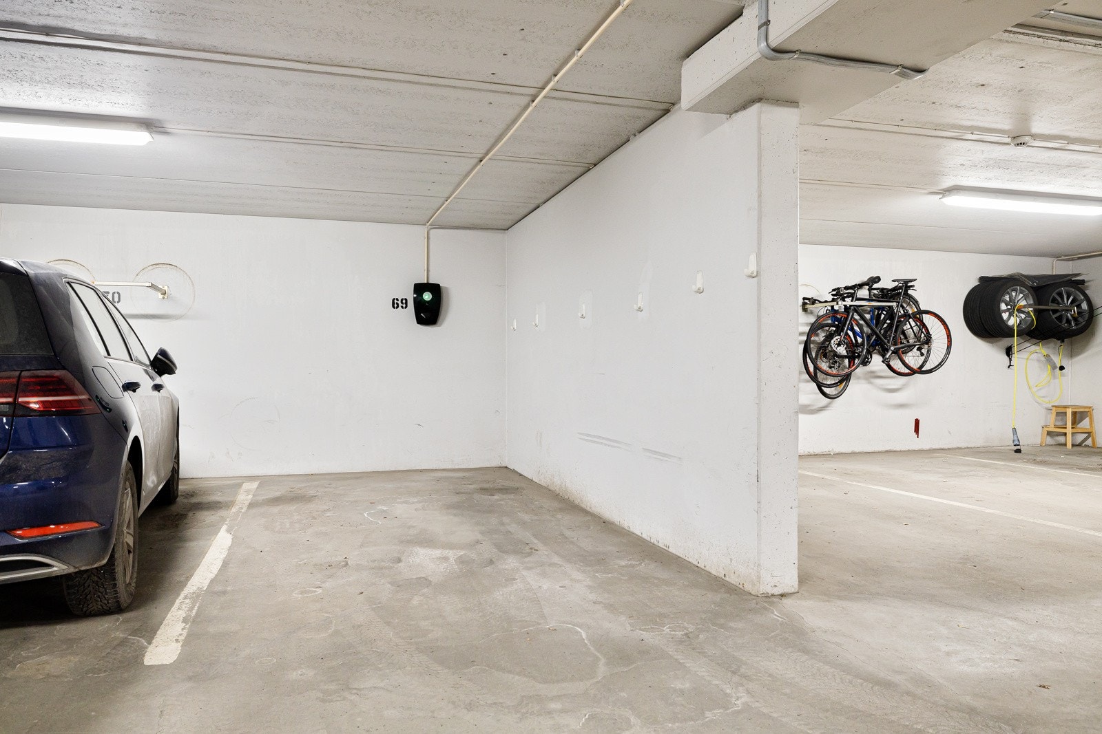 Det medfølger én parkeringsplass i felles garasjeanlegg (plass nr 69) med elbillader. Galleribilde