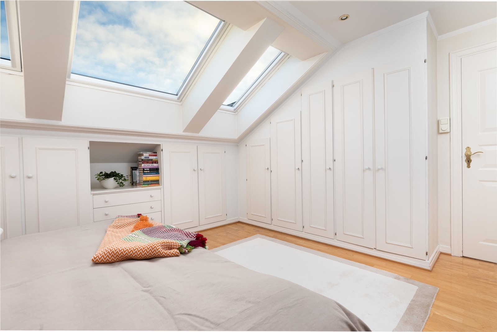 Godt med garderobeskap på hovedsoverom Galleribilde