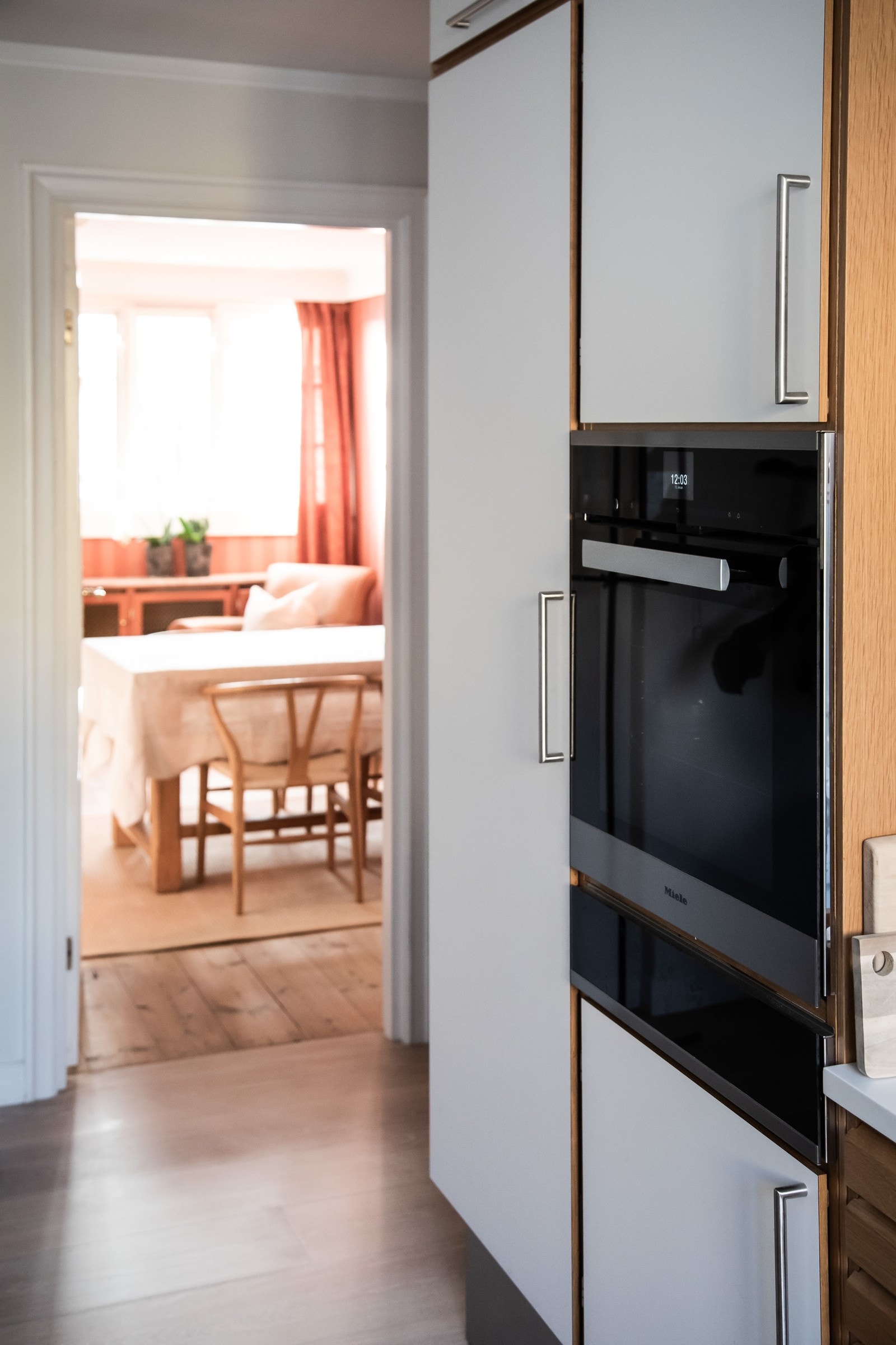 Spisestuen er tilknyttet kjøkkenet Galleribilde