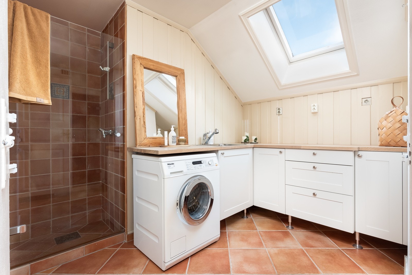 Vaskerom med opplegg for vaskemaskin. Separat dusj Galleribilde