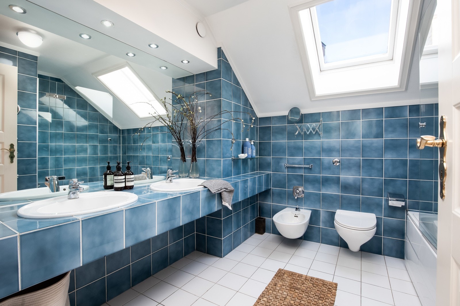 Stort bad med badekar, dusj og to vasker Galleribilde