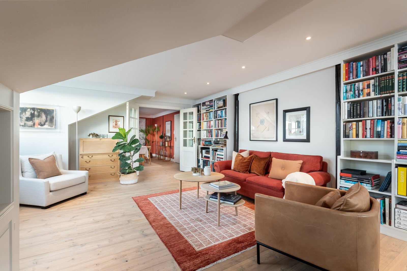 Stuen sett fra peisen/utgang til terrasse Galleribilde