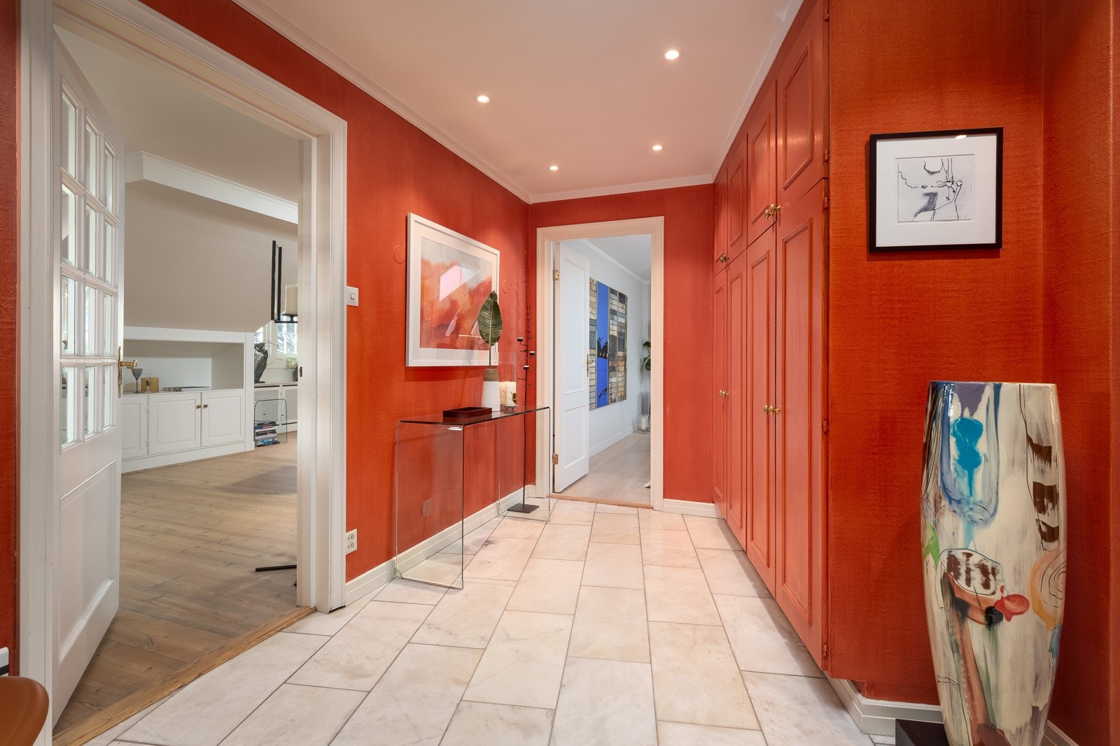 Luftig og innbydende entré med stor garderobe Galleribilde