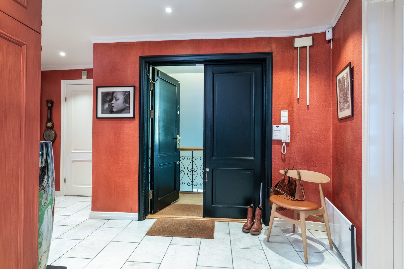 Inngangsdør. Garderobe også til venstre Galleribilde