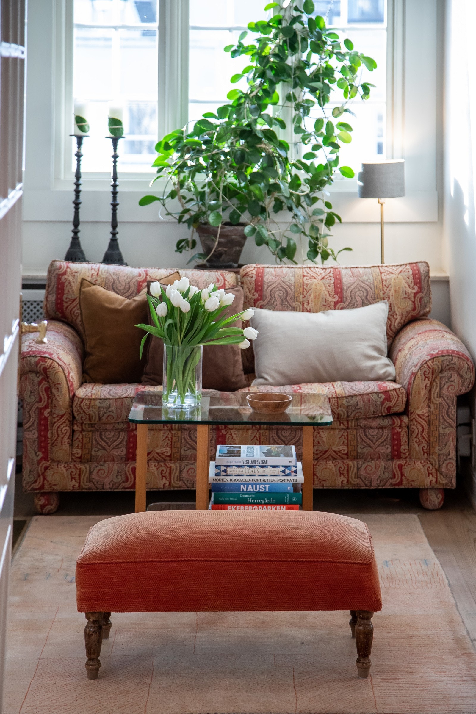 Sofahjørne foran peisen Galleribilde