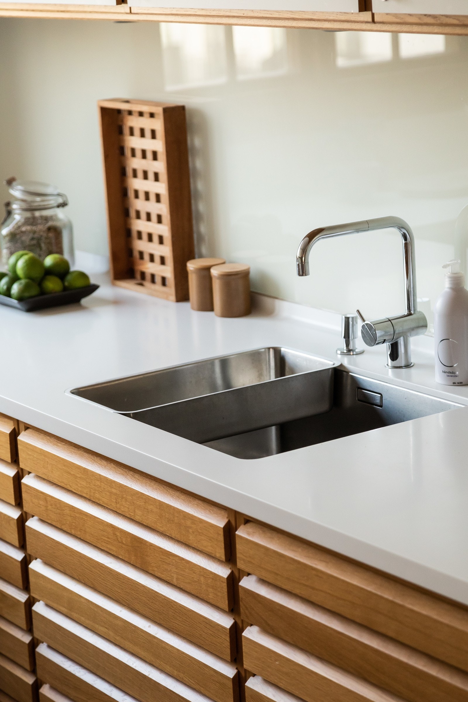 Integrert tallerkenvarmer, komfyr, platetopp, oppvaskmaskin og kjøleskap Galleribilde