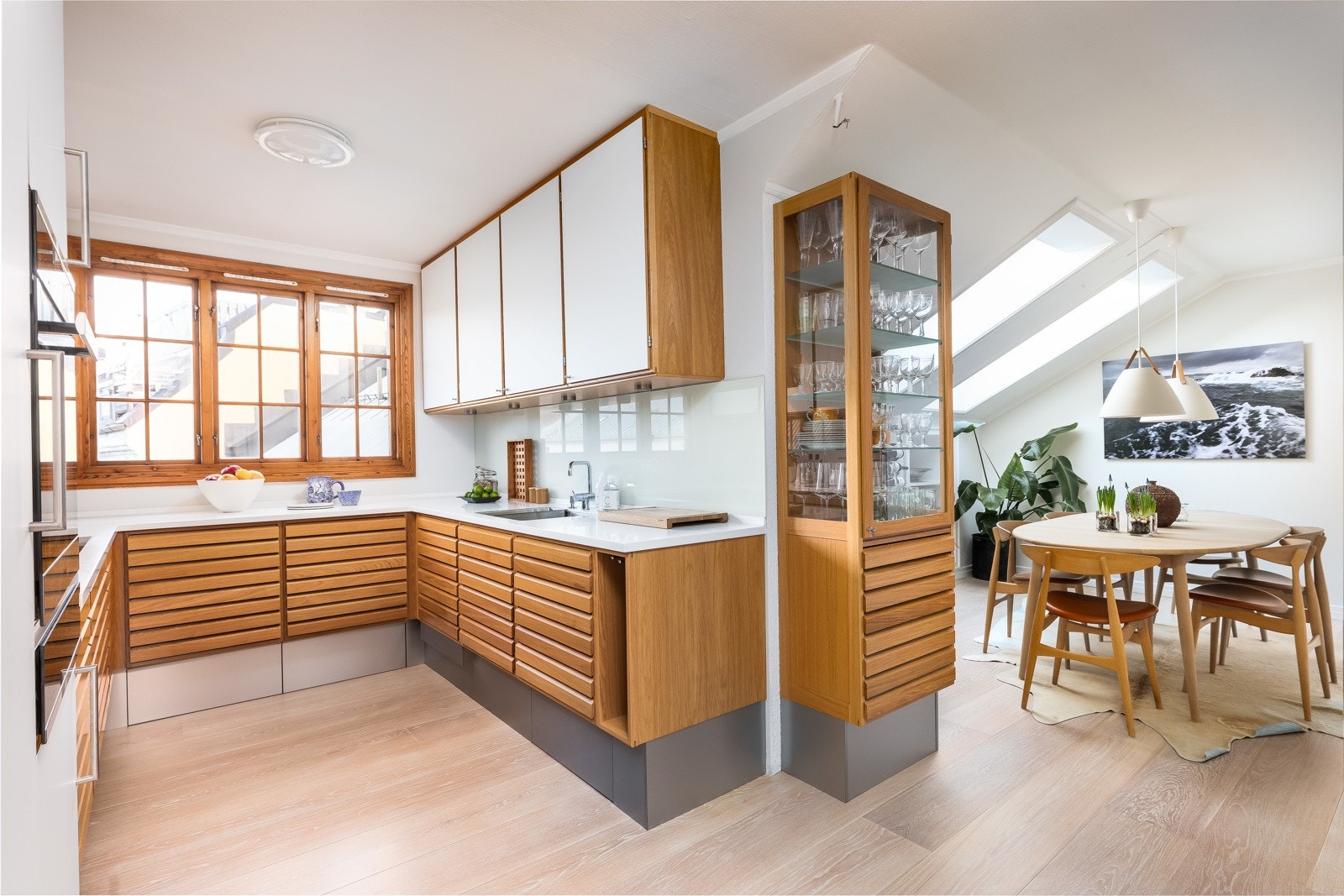 Moderne kjøkken med integrerte hvitevarer fra Miele Galleribilde