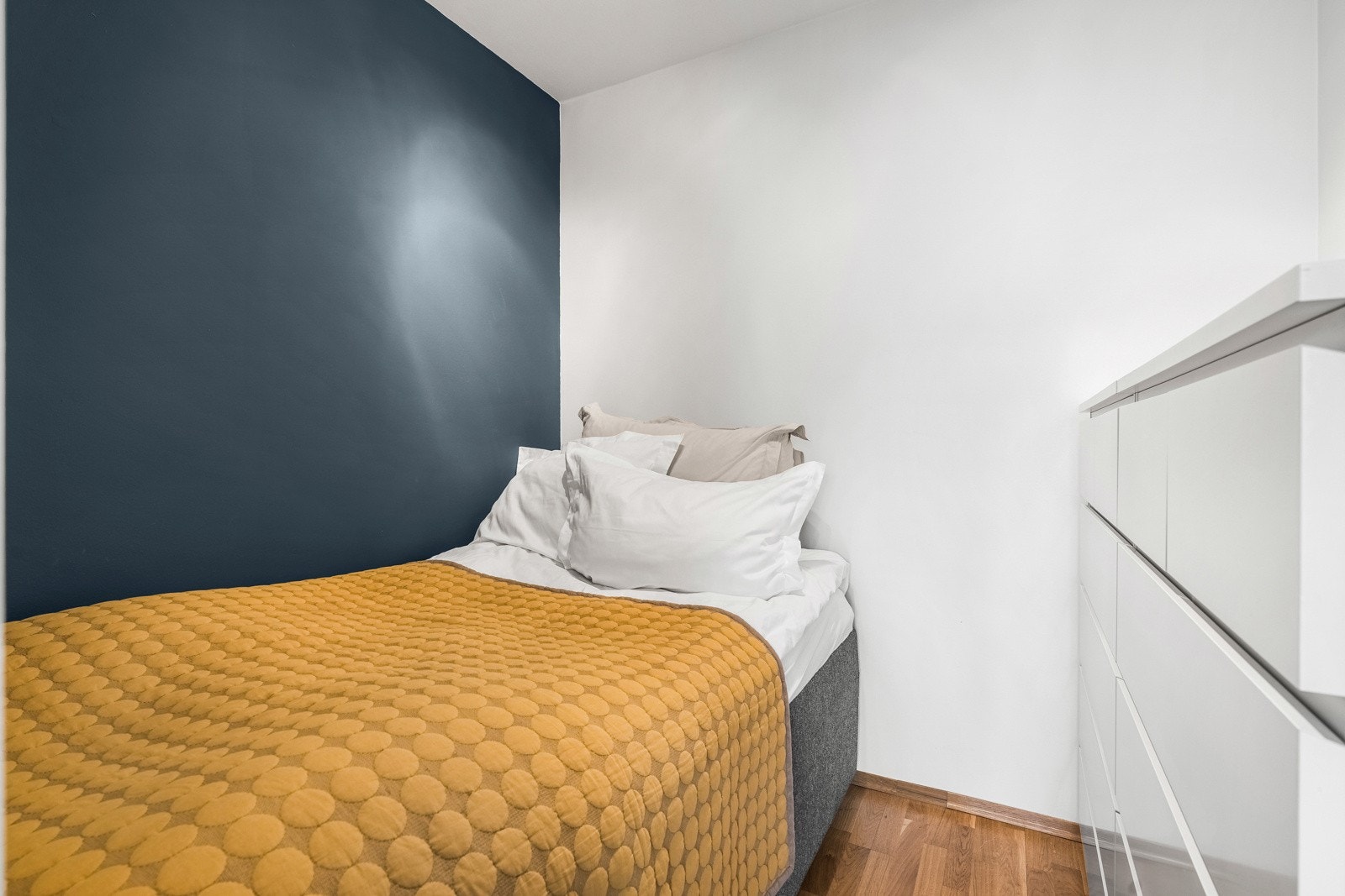 Leiligheten har en praktisk alkove med god plass til seng og garderobeskap om ønskelig. Galleribilde