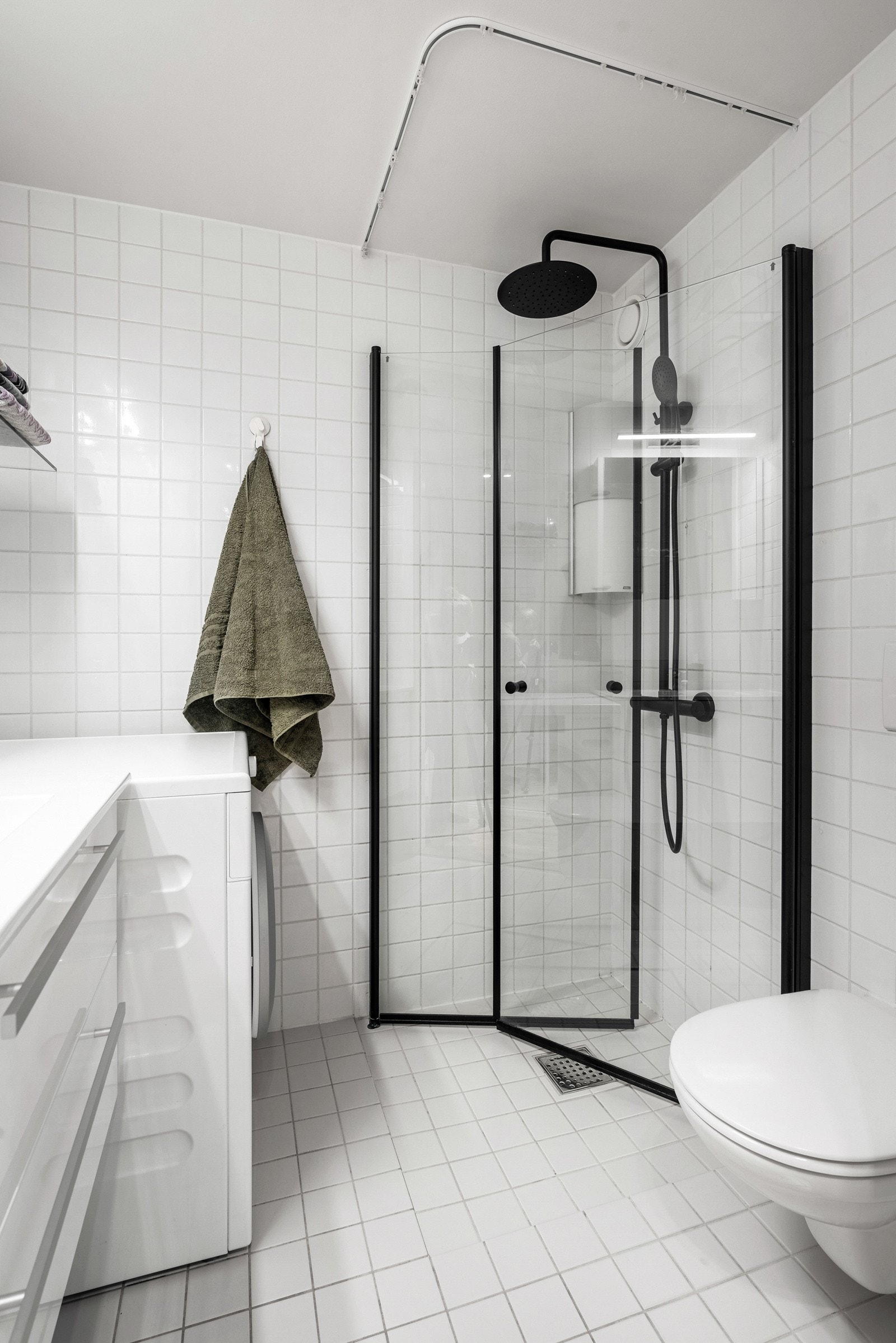 Baderomsinnredning med servant fra januar 2020. Dusjdør og dusjarmatur fra 2022. Galleribilde