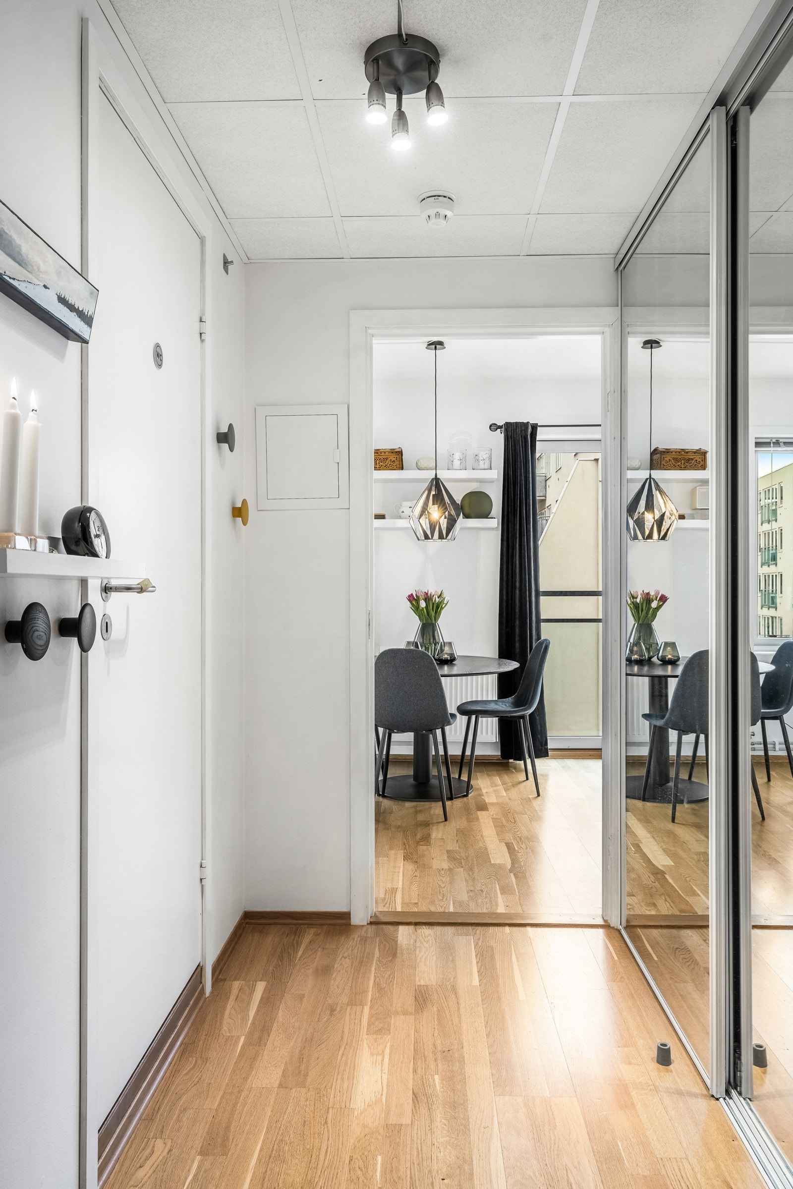 Ta til venstre fra entréen og du kommer inn til boligens bad. Galleribilde