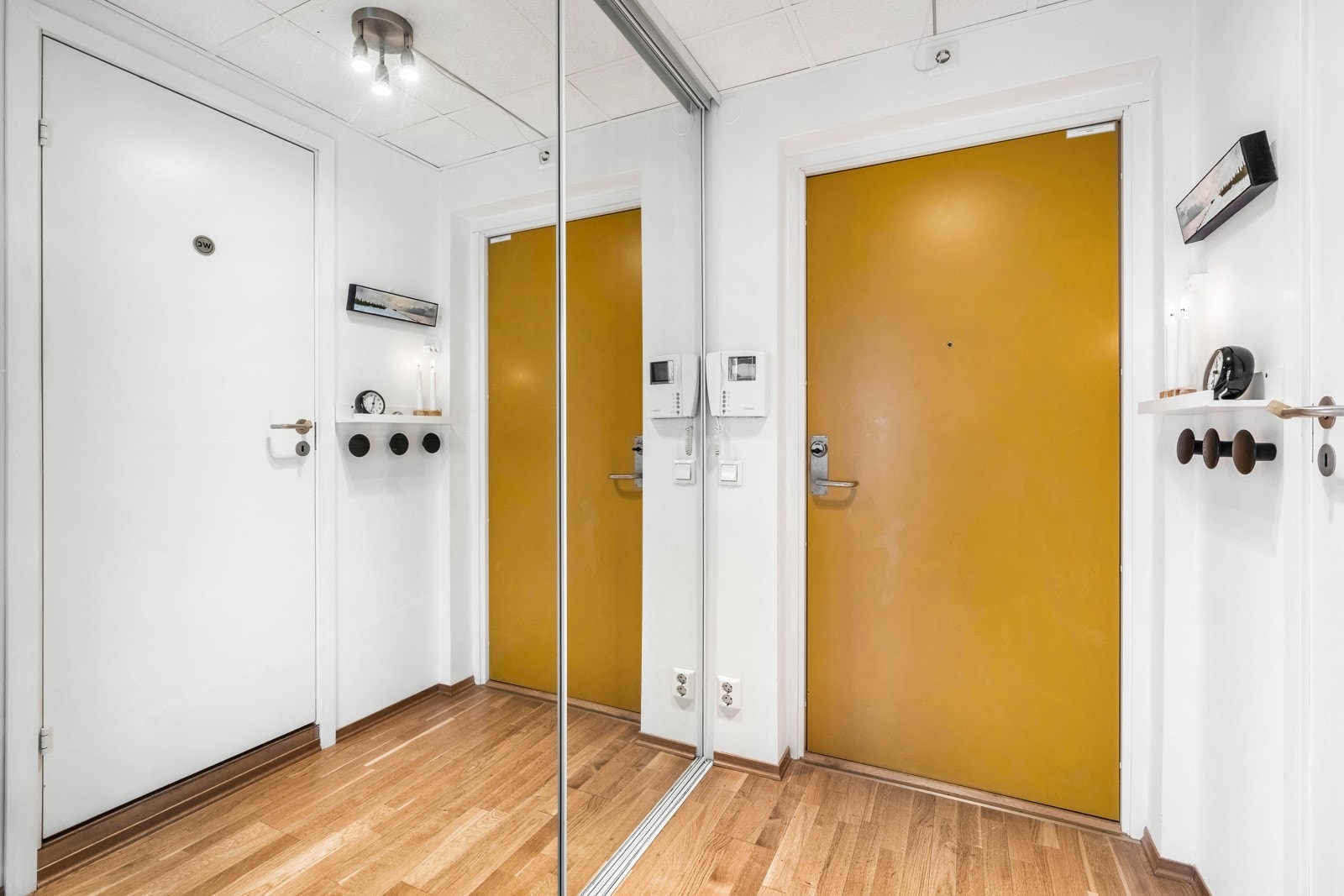 Fra felles inngangsparti har man enkel adkomst til boligen med heis eller trapp til byggets 4.etg. Galleribilde