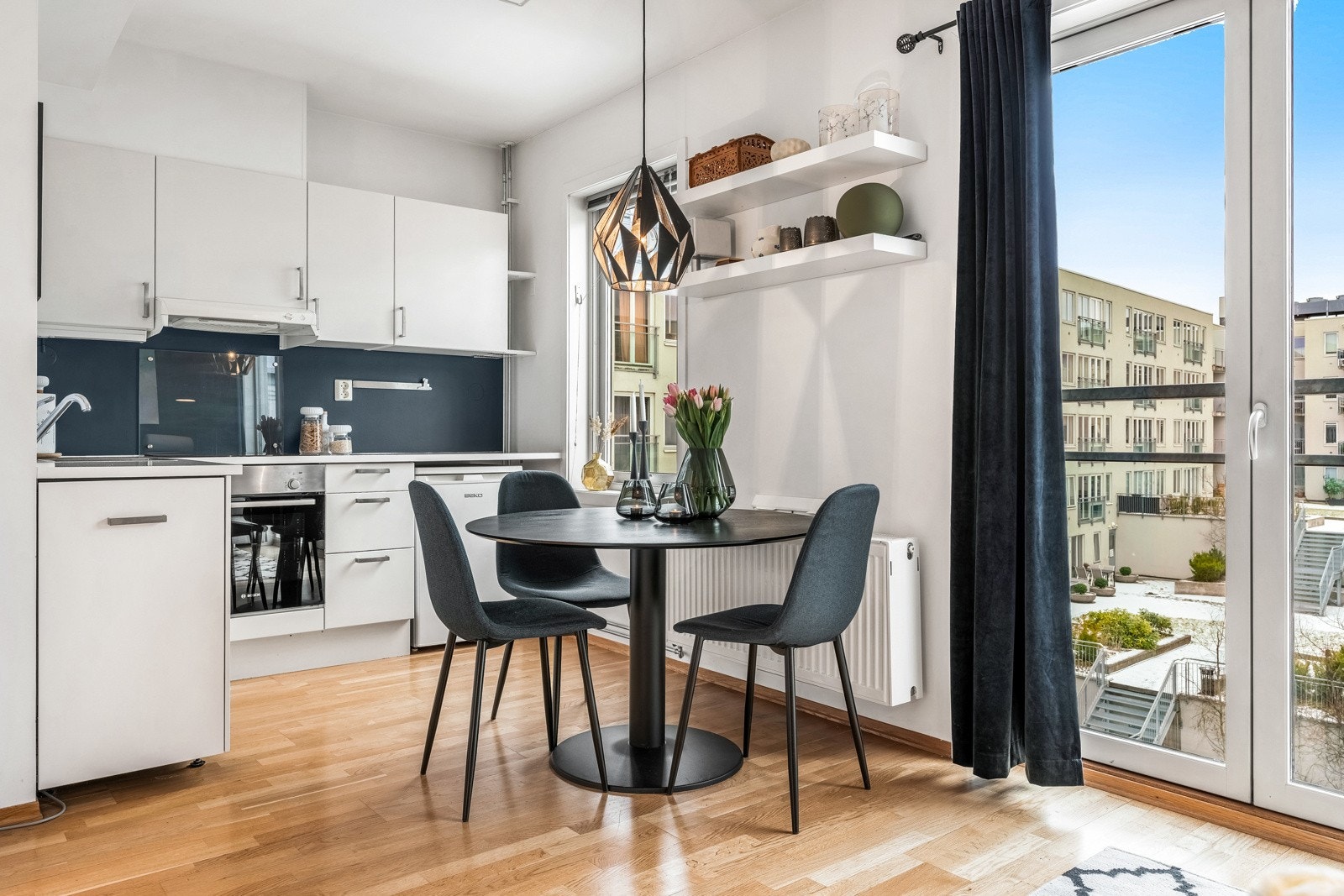 Oppholdsrommet har plass til lite spisebord. Galleribilde