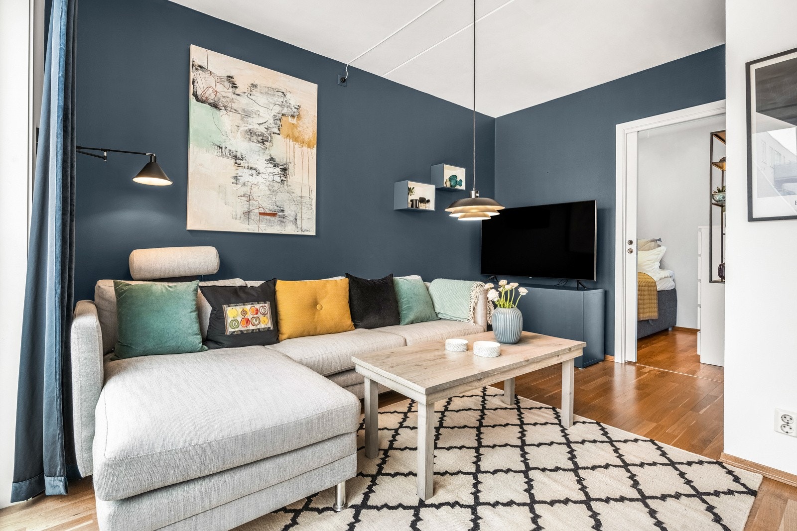 Rommet er praktisk innredet med plass til sofakrok med tilhørende møblement. Galleribilde