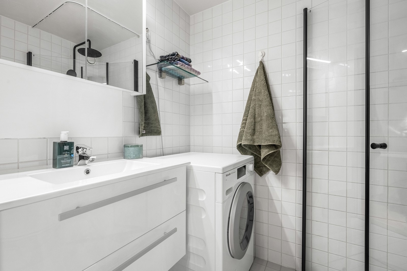 Badet fra 2006 er utstyrt med baderomsinnredning i hvit glatt utførelse med servant og ett-greps blandebatteri, speil, lys, dusjhjørne med glassdører og vegghengt toalett. Opplegg for vaskemaskin. Galleribilde