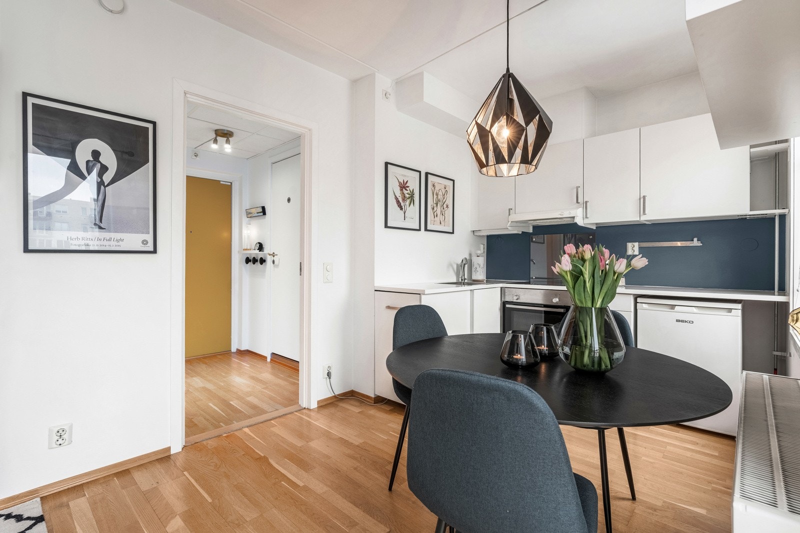 Gå rett frem fra entréen og du kommer inn til den åpne kjøkken/stueløsningen. Galleribilde