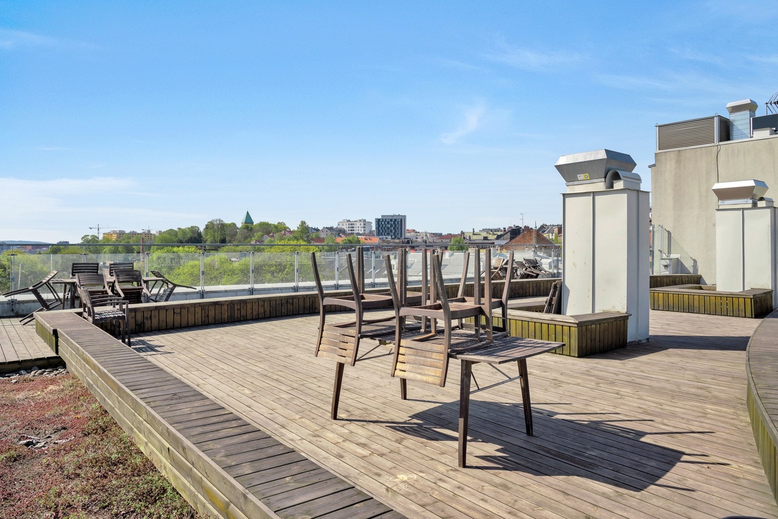 Borettslaget disponerer en felles takterrasse med flott utsikt og gode solforhold. Her finnes flere sittegrupper på sommerstid. Et ypperlig sted å invitere venner. Galleribilde