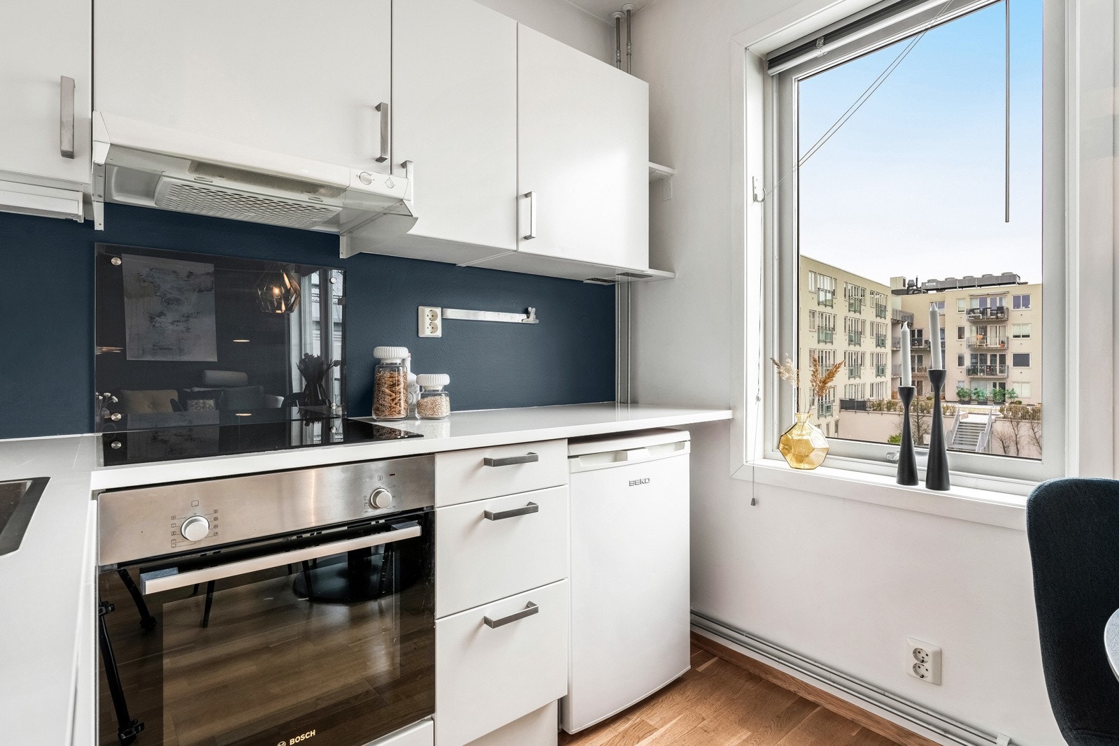 Integrerte hvitevarer som komfyr (2022) og platetopp (2017). Avsatt plass til lite kjøleskap (2016) og oppvaskmaskin (2017). Galleribilde