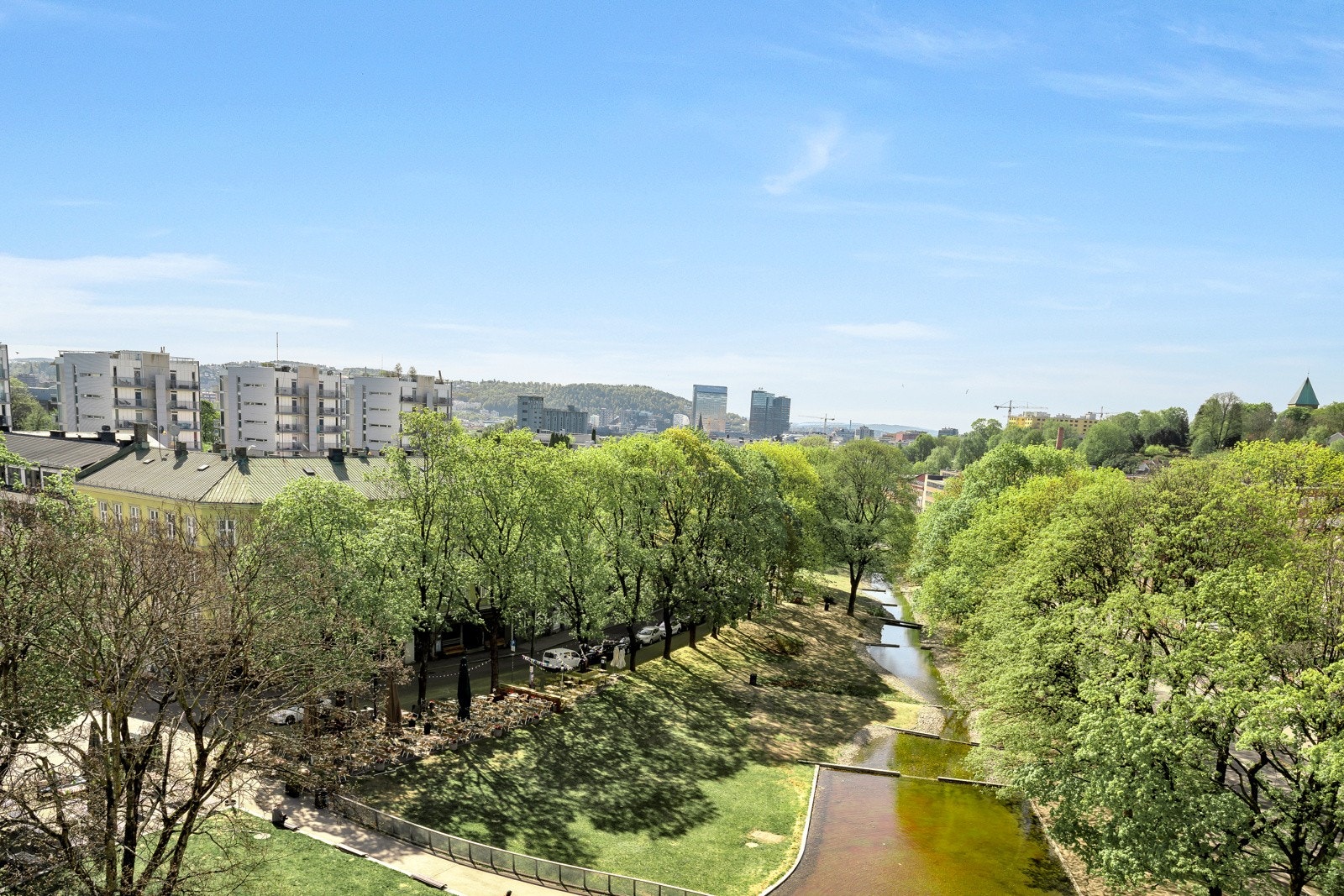 Utsikt mot Akerselven fra takterrassen. Galleribilde