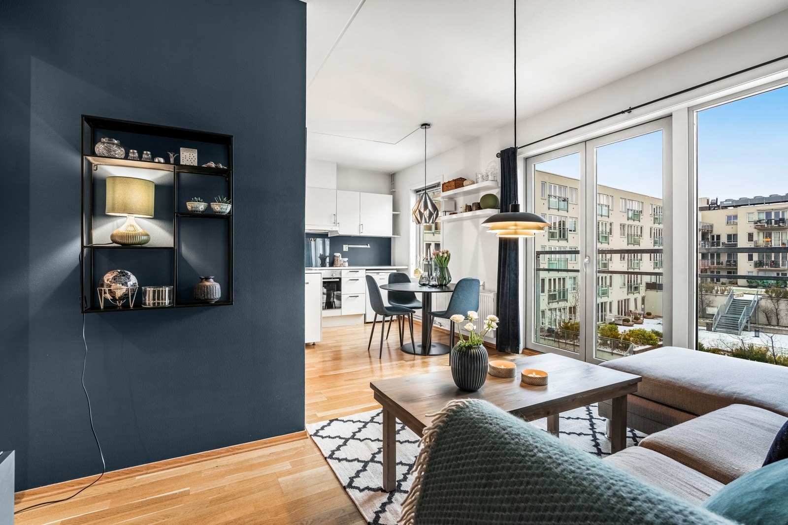 Store vindusflater slipper inn rikelig med lys. Dette skaper en luftig og god atmosfære i boligen. Galleribilde