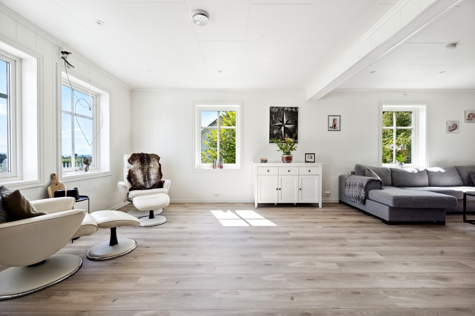 Store vindusflater slipper godt med naturlig lys inn fra flere sider. Galleribilde