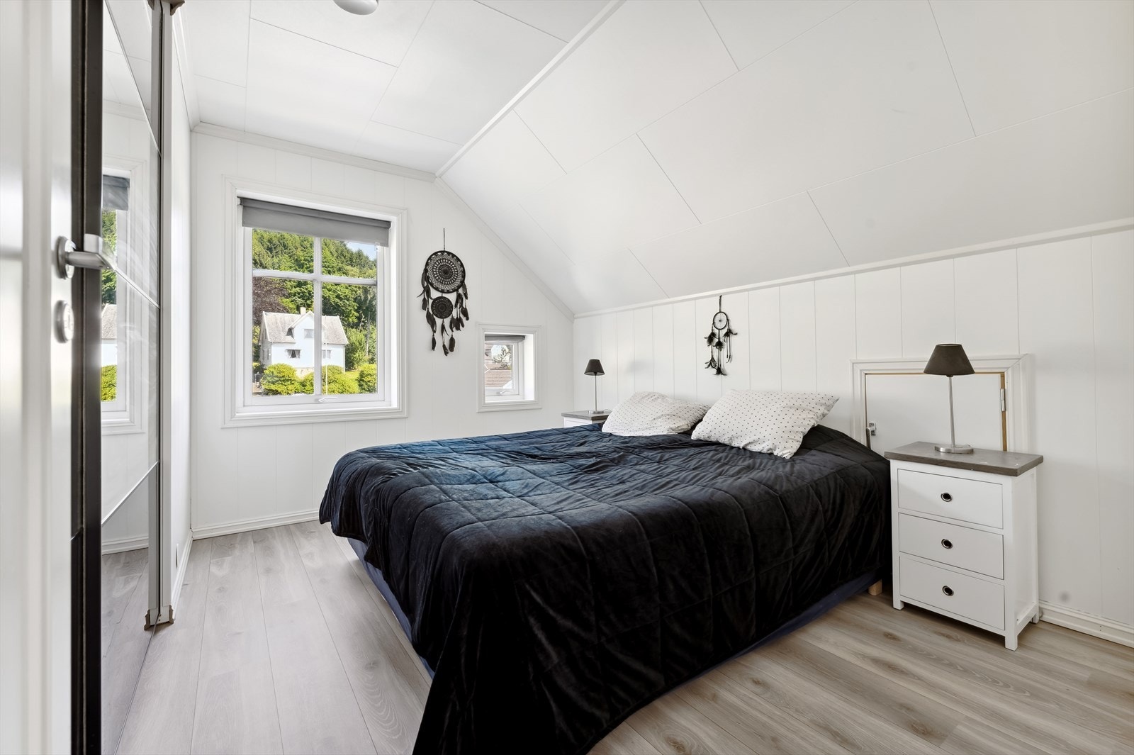 Hovedsoverommet har god plass til dobbeltseng og tilhørende møblement. Galleribilde