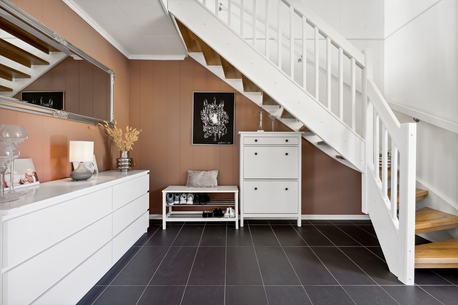 God plass til garderobeskap, kommode eller lignende for oppbevaring av jakker og sko. Galleribilde