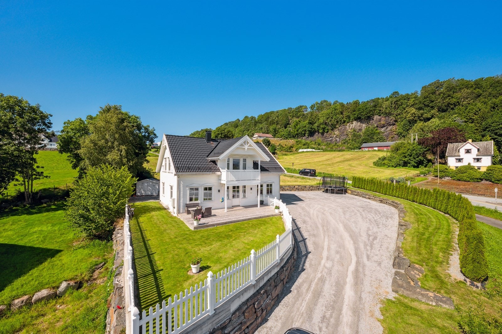 Benedicte Moen har den glede av å presentere Veslelia 1. Galleribilde