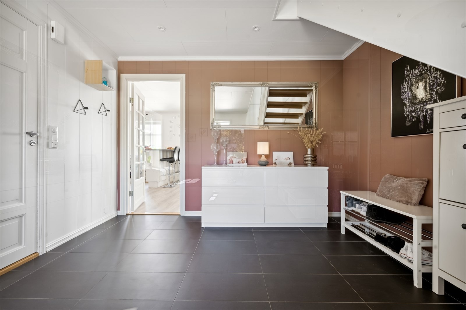 Du kommer inn i en luftig entré/hall med god plass til å henge fra seg yttertøy og sette fra seg sko. Galleribilde