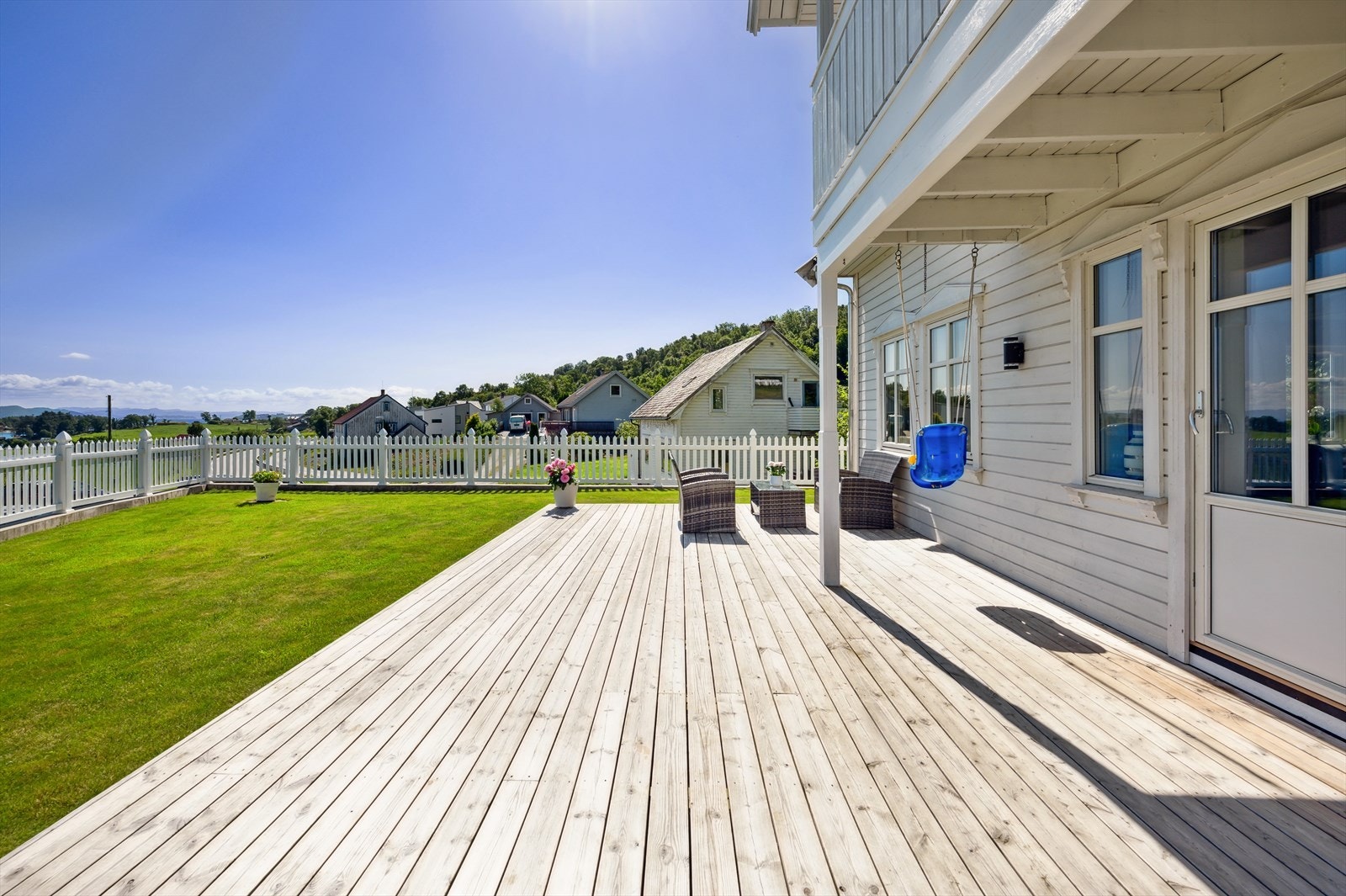 Flere hyggelige uteplasser med solrik beliggenhet! Galleribilde