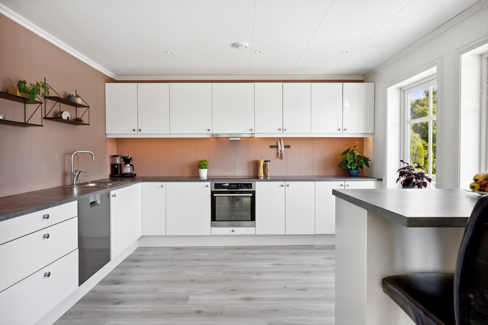 Moderne kjøkken med mye skapplass. Galleribilde