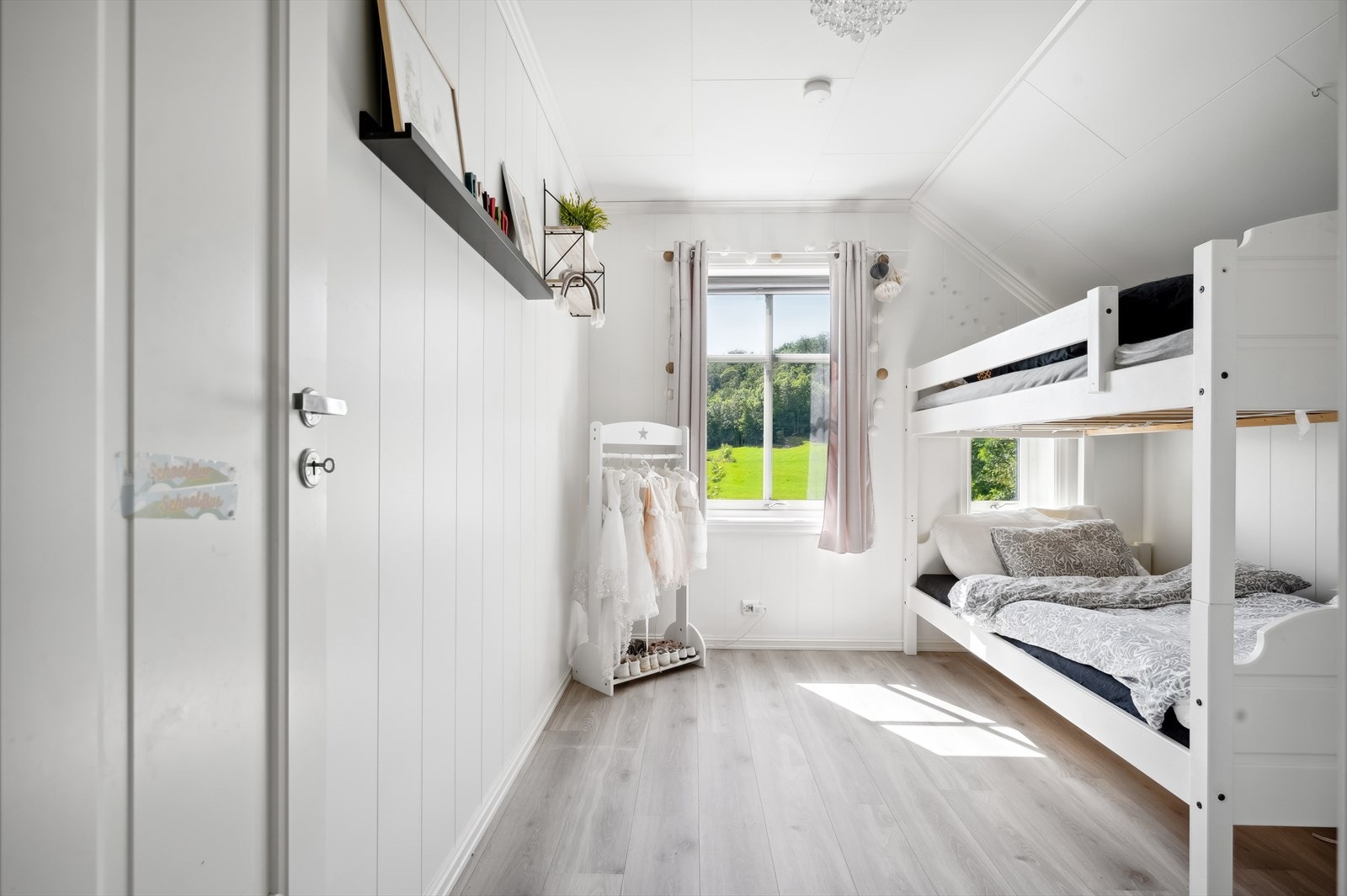 Soverommene har laminat på gulvet, mdf panel på veggene og plater i himlingen. Galleribilde