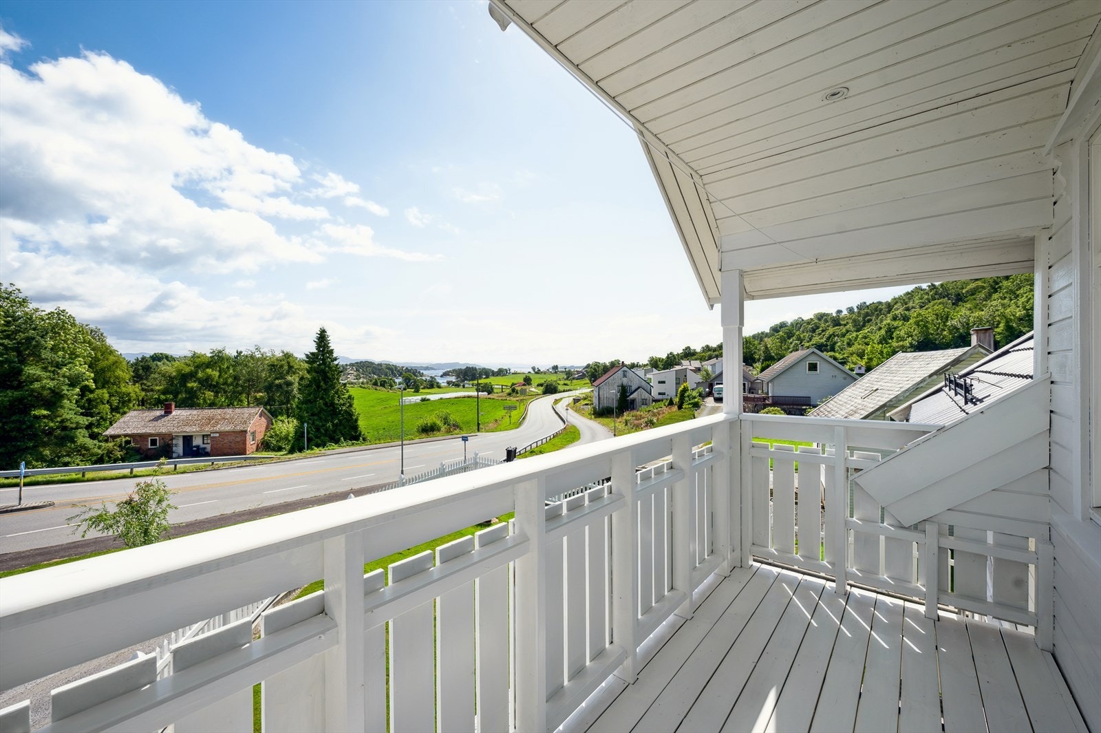 Veranda i 2.etasje med fin utsikt utover nabolaget. Galleribilde