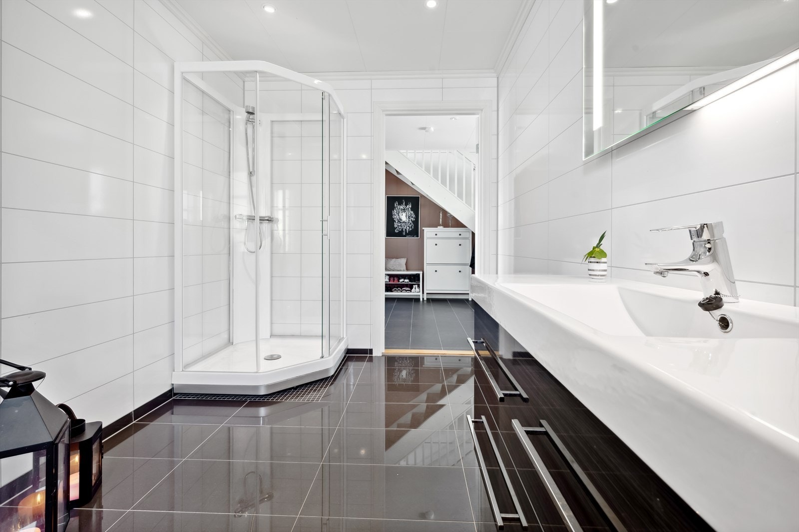 Delikate baderom med fliser på gulvene og baderomsplater på veggene. Galleribilde