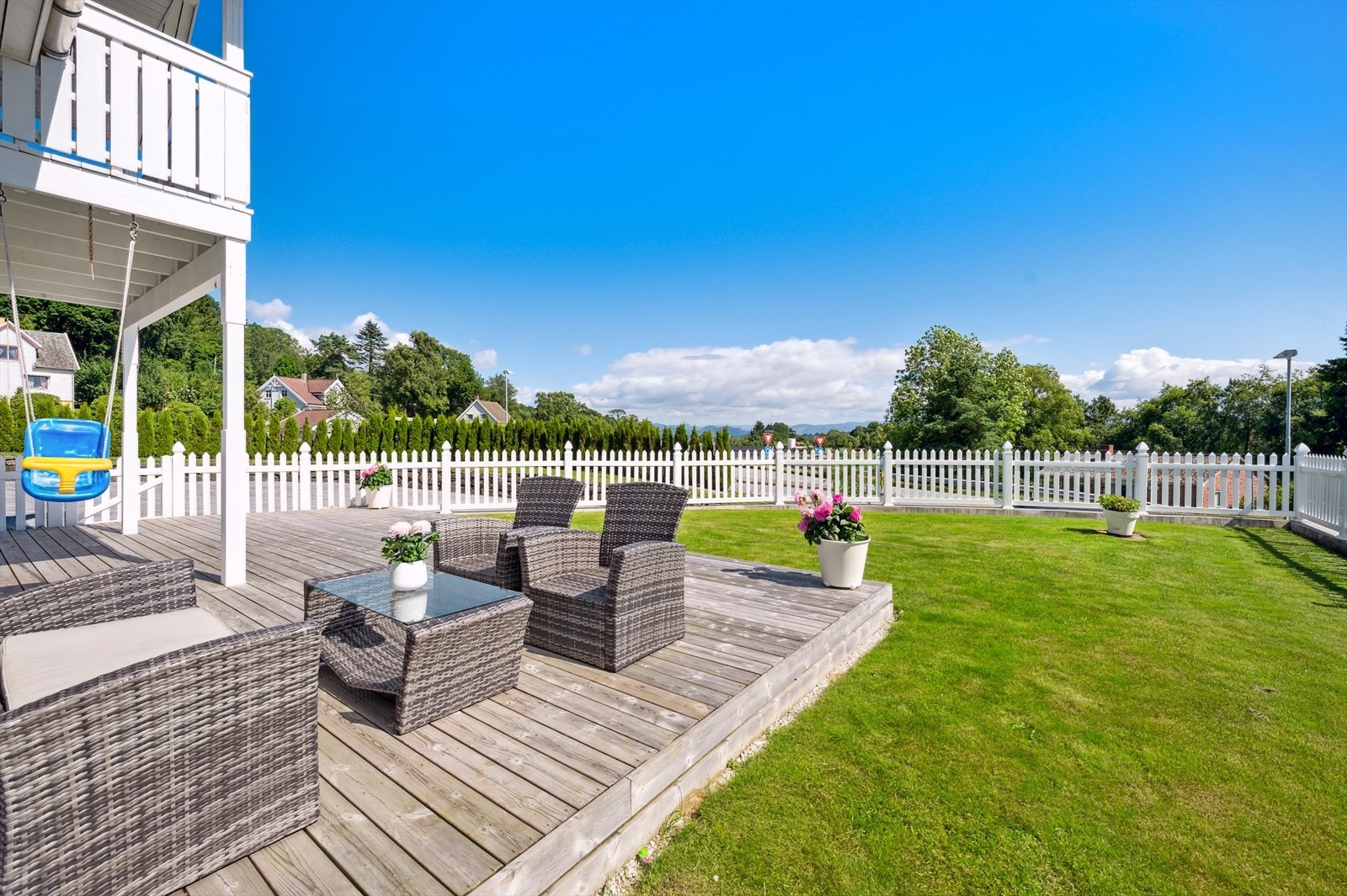 Inngjerdet hage med koselig stakittgjerde som gjør at uteplassen er skjermet for innsyn. Galleribilde