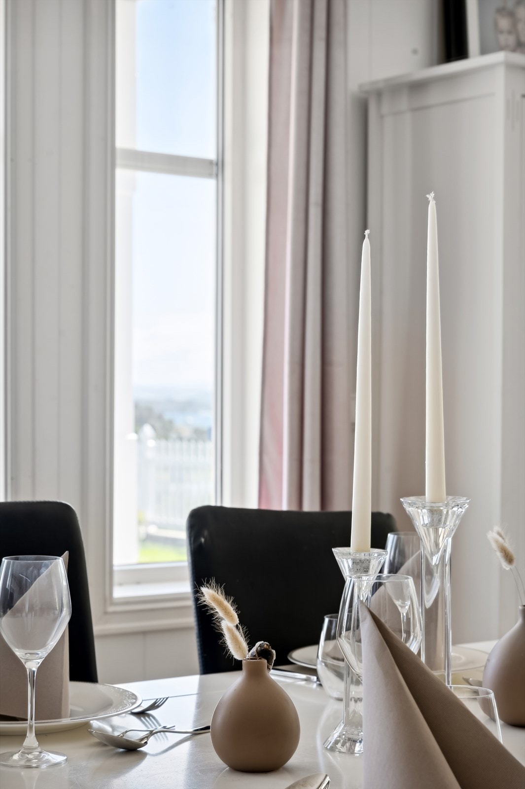 Detaljbilde av spisestuen med hagen i bakgrunnen. Galleribilde