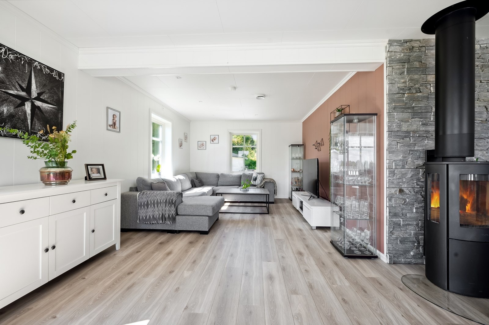 Montert vedovn i stuen, som bidrar til ekstra hygge og kos på kjølige høst- og vinterkvelder. Galleribilde