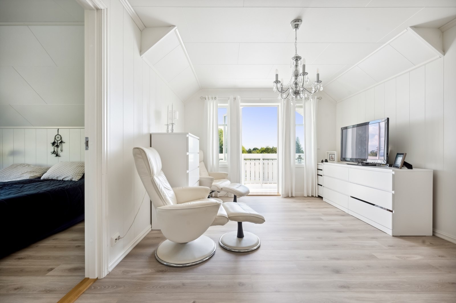 Stue i 2.etasje, noe som gir ekstra spillerom for familien. Galleribilde