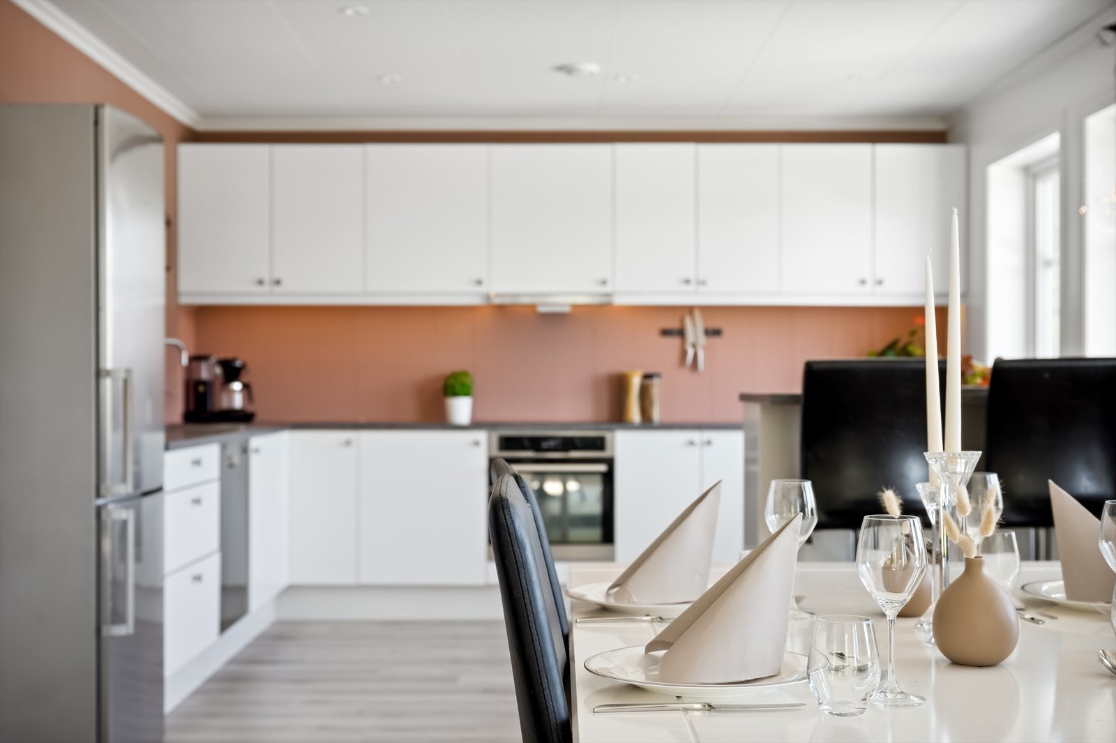 Kjøkken med glatte, tidsriktige fronter og laminat benkeplate. Galleribilde