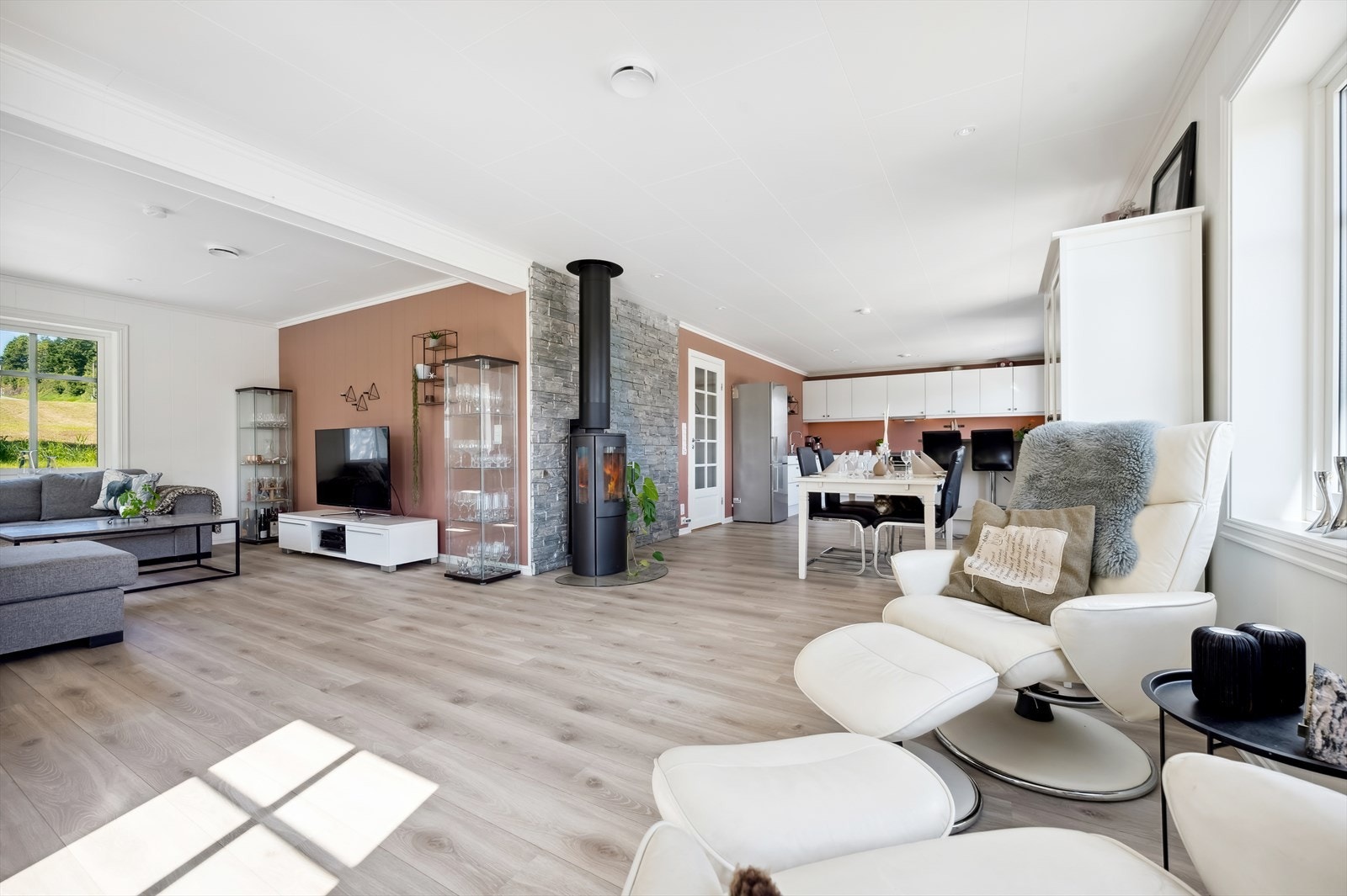 Lys, tiltalende og meget romslig stue og kjøkken i åpen løsning. Galleribilde