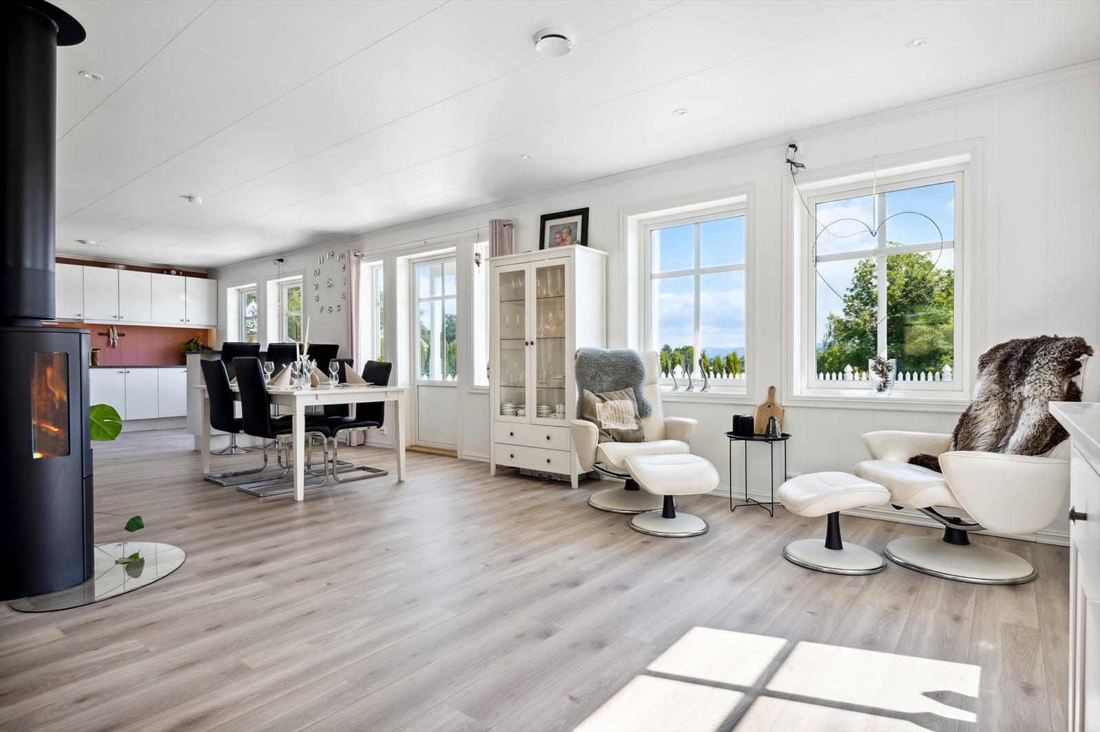 Fra stuen er det terrassedør ut til svært innbydende terrasse og hage med stakittgjerde. Galleribilde