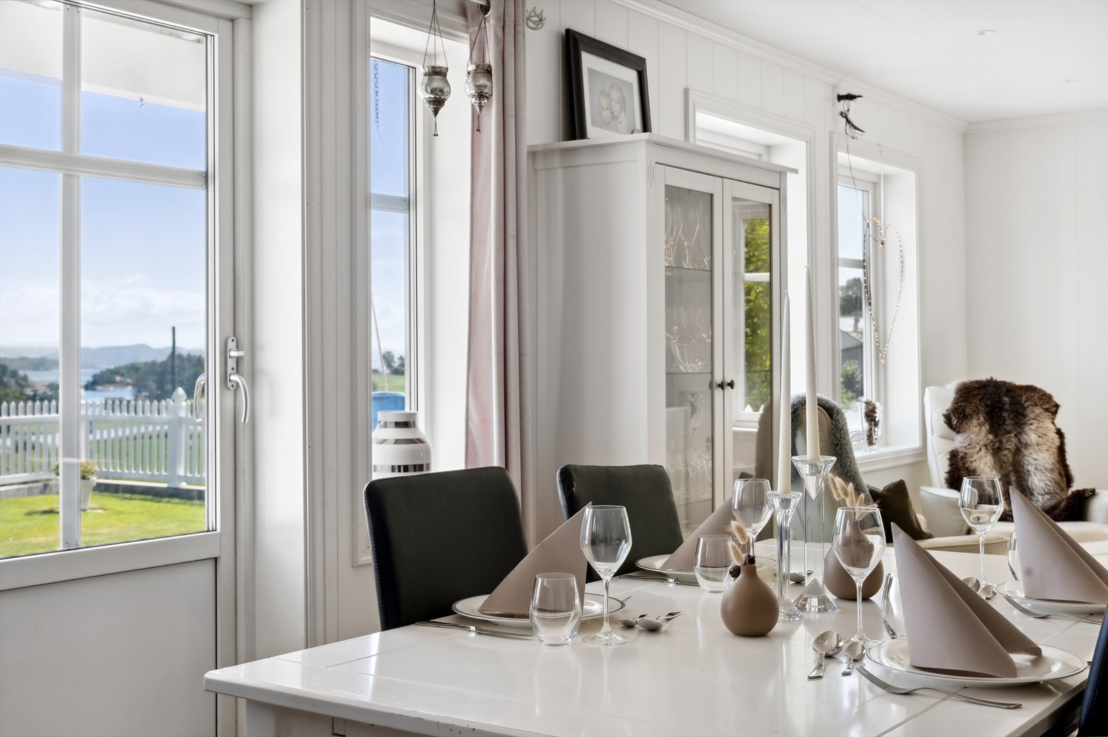 Spisebordet blir et naturlig samlingspunkt for hyggelige sammenkomster. Galleribilde