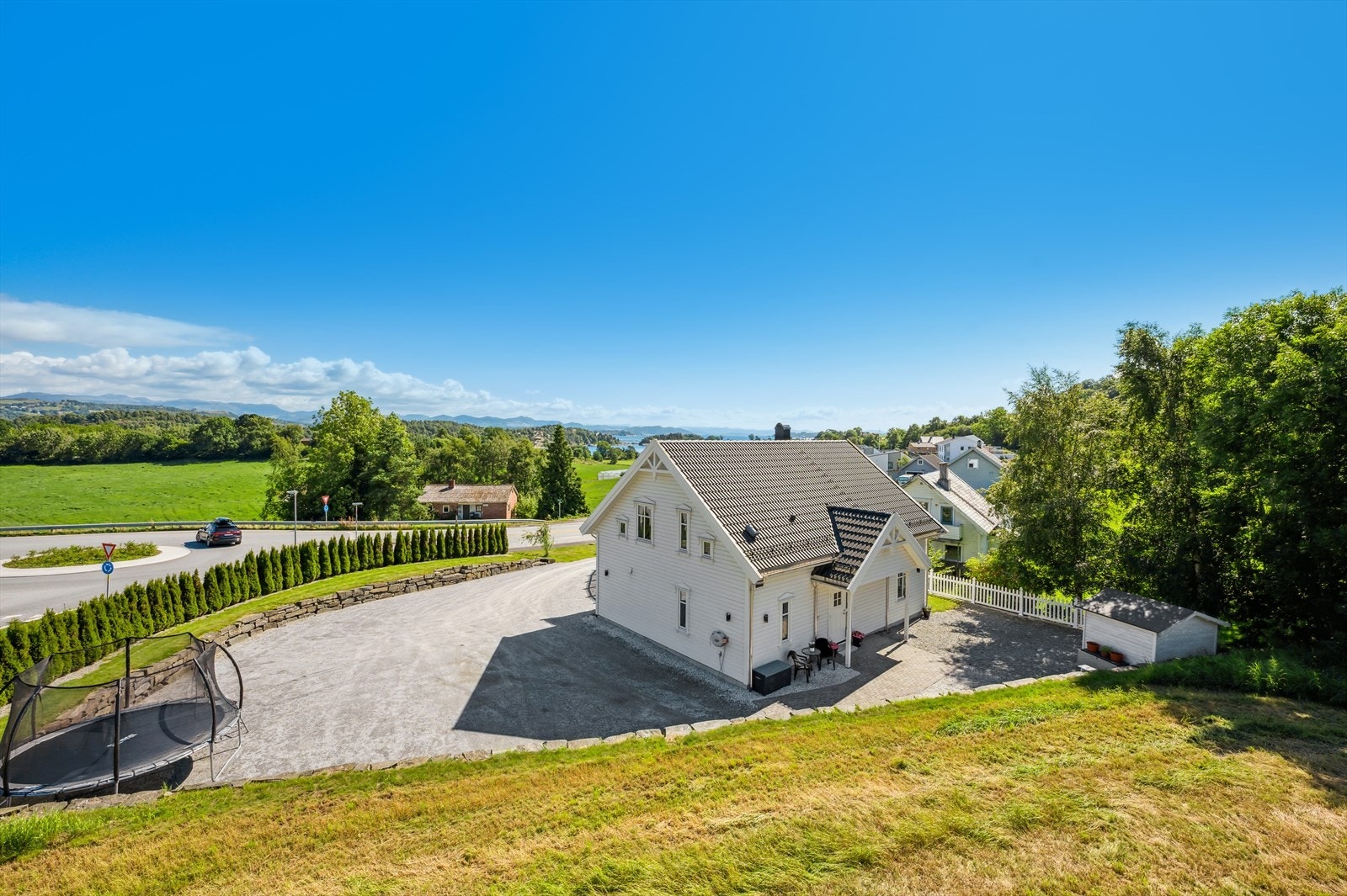 Velstelt, påkostet og pent opparbeidet tomt med stor hage. Galleribilde