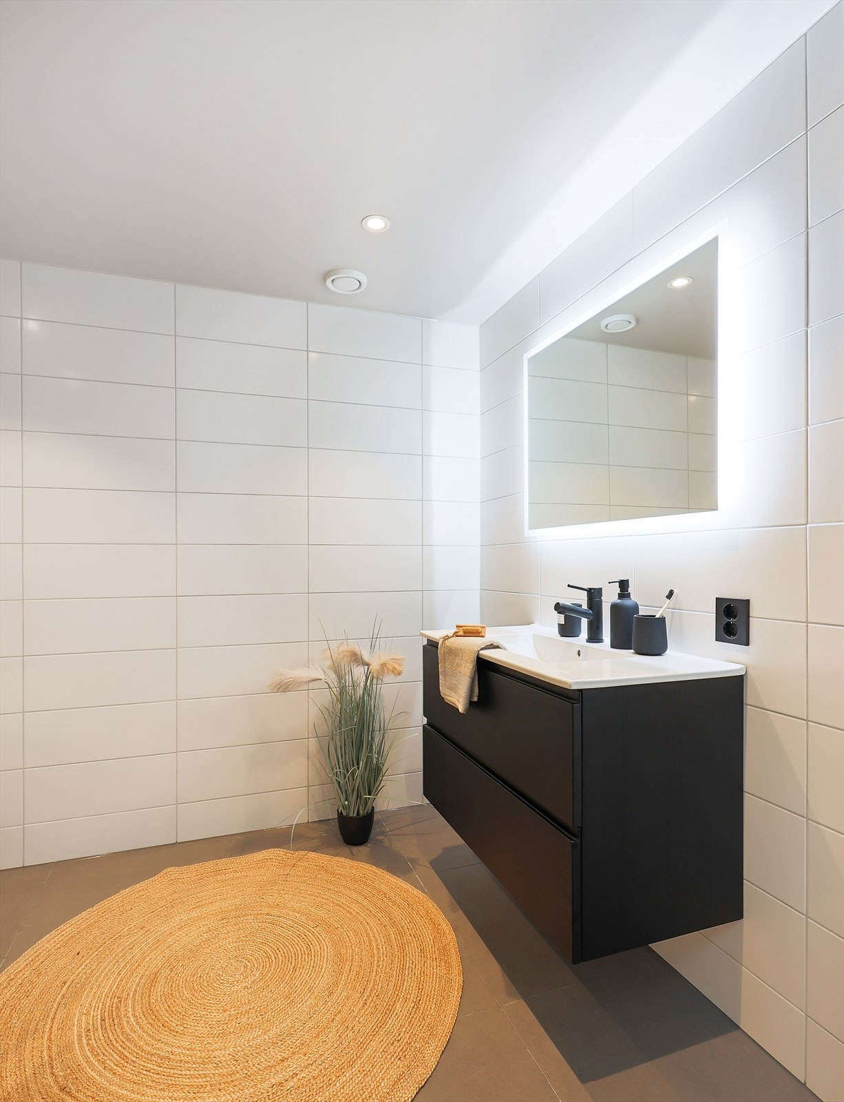 Grå 60x60cm fliser på gulv og 20x50cm hvit matt fliser på vegg Galleribilde