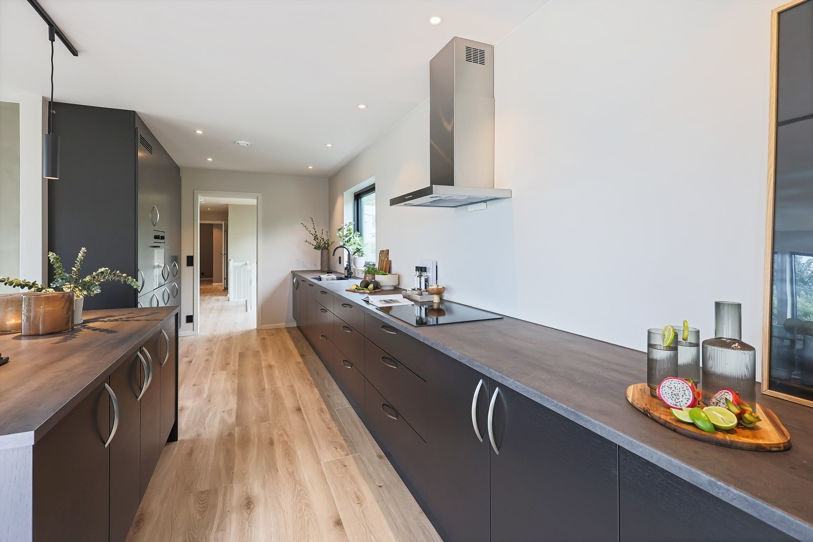 Alle hvitevarer er fra Siemens og det er god skapplass og benkeplass Galleribilde